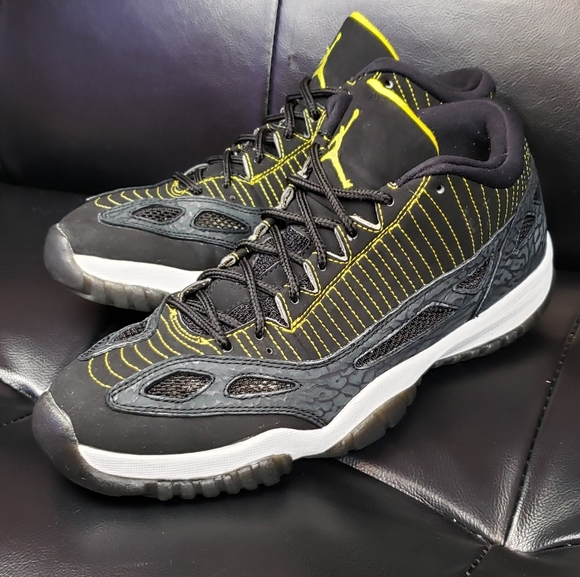 Air Jordan 11 Low IE "Yellow Zest" - Picture 3 of 7